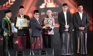 Kado Hari Santri Nasional, Bupati Kendal Raih Pesantren Award 2025