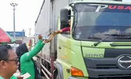 Pemprov Jateng Salurkan Bantuan Makan untuk Pengemudi Truk Terjebak Banjir