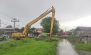 Alat Berat Diterjunkan Keruk Sungai Kendal Cegah Banjir di Kota Kendal