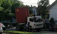 Truk Trailer Glondor di Tanjakan Silayur Semarang, Nyaris Tabrak Gerbang Sekolah