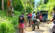 Jalan Rusak dan Berlubang Babinsa Bersama Warga Gotong royong Perbaiki jalan di Alude Talaud