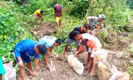 Wujud Nyata Kemanunggalan TNI, Babinsa Koramil Essang Talaud Bahu-Membahu Timbun Jalan Bersama Warga Desa Lahu 