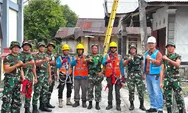 Personel Posad Miangas Satgas Pamputer Kodam XIII/Mdk membantu pemasangan Kabel Listrik bersama anggota PLTD Miangas di Desa Miangas Talaud