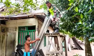 Buktikan Kepedulian, Babinsa Koramil 1312-04/Rainis Talaud, Sertu Slamet Padu Ringankan Beban Warga Lewat Aksi Pasang Atap