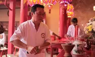 Sakral dan Penuh Makna, Ritual Pengasahan Pedang Digelar di Kelenteng Ban Hing Kiong