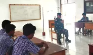 Babinsa Koramil 1312- 04/Rainis Sertu Slamet Padu Komsos Dengan Siswa SMP Seatap Desa Ganalo Talaud.