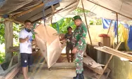 Babinsa Laksanakan Komsos dengan Pengrajin Perahu di Desa Binaan