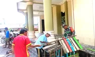 Dalam Menyambut Paskah Babinsa Koramil 1312-04/Rainis, Kopda Yanto Taringanen Dan Jemaat Bersama-sama Hiasi Halaman Gereja