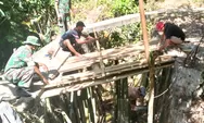 Proses Pembangunan Terus Berlanjut, Personel Koramil 02/Lirung Bersama Warga Pasang Maal Jembatan Perintis Garuda