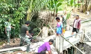 Progres Pembangunan Jembatan Capai 50%, Personel Koramil dan Warga Laksanakan Pengecoran Pondasi Pal,
