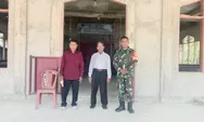 Babinsa Koramil 1312-06/Nanusa, Serka Alex Kelyombar Bersama Tokoh Masyarakat Desa Dampulis Melaksanakan PAM Ibadah Minggu.