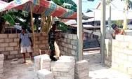 Babinsa , Serka Jongli Lupa Desa Miangas Bantu Warga Pasang Batako dalam Pembangunan Rumah Warga