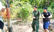 Babinsa Koramil-04/Rainis Bantu Warga Merakit Besi Untuk Pengecoran Tiang Rumah