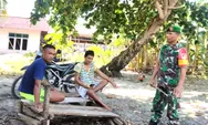 Babinsa Koramil 1312-04/Rainis, Koptu Eman Manein Komsos Dengan Warga Dan Pantau Wilayah Binaan