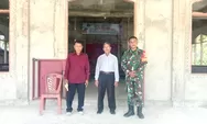 Babinsa Serka Alex Kelyombar Bersama Tokoh Masyarakat Desa Dampulis Melaksanakan PAM Ibadah Minggu Di Gereja Getsemani Dampulis