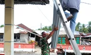 Babinsa Koramil 1312-07/Miangas Bantu Warga Perbaiki Atap Rumah