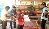 Babinsa Serka Arnisto Towoliu Laksanakan Komsos Bersama Tukang Kayu di Desa Bulude, Pererat Silaturahmi dan Sinergitas