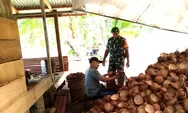 Babinsa Desa Bulude Jalin Silaturahmi dan Dukung Hasil Pertanian Bersama Petani Kelapa