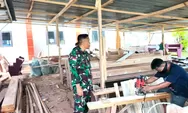 Babinsa Koramil 06/Nanusa Membantu Warga Pembuatan Kursi Gereja Imanuel Di Desa Karatung