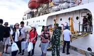 Babinsa Miangas bersama anggota Pos Angkatan Darat Pantau Pengamanan Penumpang Kapal di Pelabuhan