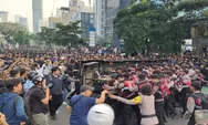Ketegangan Warnai Demo BEM UI di Bundaran HI, Massa Berupaya Menembus Barikade Polisi