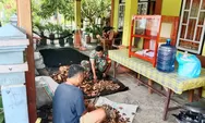 Peduli Kesulitan Warga, Babinsa Turun Tangan Bantu Petani Olah Kelapa Jadi Kopra