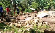 Bangun Keakraban dan Manunggal Dengan Rakyat Babinsa Bantu Pembuatan Pondasi Rumah Warga