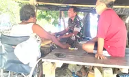 Babinsa tuabatu Jalin komsos dengan warga pesisir pantai