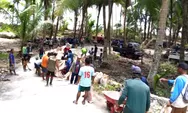 Babinsa Marampit Melaksanakan Kerja Bakti Perbaikan Jalan Produksi Bersama Masyarakat
