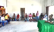 Bangun Keakraban dan Manunggal Dengan Pemerinta Desa dan Masyarakat. Babinsa melaksanakan Komsos di Desa Binaan
