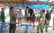 Para Babinsa Koramil 07/Miangas bersama warga Melaksanakan Komsos Bantu Pasang Tenda Acara Syukuran pernikahan