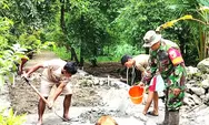Wujud Kemanunggalan TNI-Rakyat Babinsa Dan Warga Bersinergi Bangun Jembatan Armco