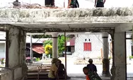 Babinsa bersama jemaat melaksanakan pembersihan di gedung gereja.