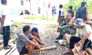 Babinsa ciptakan keakraban dengan masyarakat melalui kegiatan komsos.