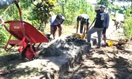 Wujud Kebersamaan, Babinsa Bersama Warga Laksanakan Karya Bakti Pengecoran Pondasi Pemasangan Paving Blok