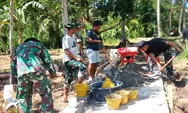 Babinsa bersama warga gotong royong pembuatan jalan desa