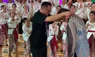 Tim Paduan Suara Kalvari Teen's Choir Sabet Poin 86,329 di PSR GMIM 2026, Wakil Wali Kota Manado Richard Sualang Serahkan Langsung Medali Emas