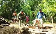 Wujud Kemanunggalan TNI-Rakyat Babinsa Dan Warga Bersinergi Bangun Jembatan