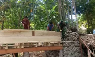 Dukungan Infrastruktur Desa, Babinsa Koramil 1312-01/Kabaruan Bersama Warga Damau Gelar Karya Bhakti Pembangunan Jembatan