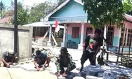Anggota TNI dan Warga Pasang Paving Blok Dalam Pembuatan Jalan Desa