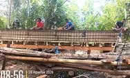 Wujud Kemanunggalan TNI dan Rakyat,Babinsa Sertu Hopni Gedoan Turun Tangan Bantu Pembangunan Jembatan di Desa Damau Bowone