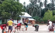 Wujudkan Kepedulian Pendidikan, Babinsa dan Warga Bannada Gotong Royong Benahi Halaman SMP 
