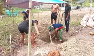 Satgas TMMD Bersama Masyarakat Gali Lubang Pondasi di Desa Bantik