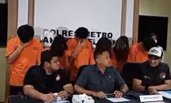 Potret Chandrika Chika dan Lima Lainnya: Diamankan Polisi Terkait Kasus Narkoba, Berbaju Tahanan di Polres Metro Jakarta Selatan