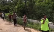 Jadi Satu-satunya Akses Warga, Momen Tali Jembatan Desa Reje Payung Putus saat Relawan Meniti untuk Lansir Bantuan