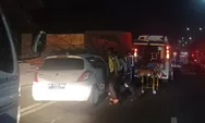 Wanita Terjepit Usai Mobil Tabrak Pantat Truk di Bintaro