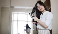 Buat yang Rutin Bawa Catokan ke Kantor, Pulihkan Rambut Rusak dengan 3 Langkah Perawatan Ini