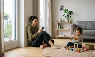 Scroll TikTok Sambil Anak Main — Apakah Itu Salah? Ini Jawabannya yang Jujur