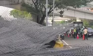 Detik-Detik Besi 30 Ton Hujani Tomang, Jalan Lumpuh dan Pengendara Dibuat Putar Haluan