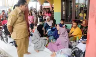 Wagub Jateng Evakuasi Dua Lansia Sakit Saat Pantau Pengungsian Banjir Pekalongan 